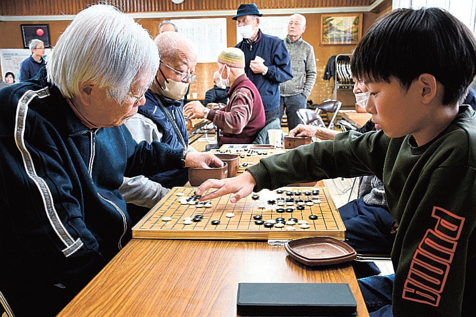 老若男女37人が囲碁真剣勝負 西益田親善大会 | 山陰中央新報デジタル