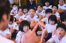 北川弘選手（左）の話に聴き入る児童