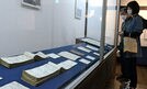 温泉津温泉の湯治の歴史が分かる資料を見る来場者＝大田市大森町、いも代官ミュージアム
