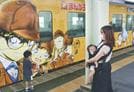 デザインがリニューアルされた「コナン列車」＝１８日午後、ＪＲ鳥取駅