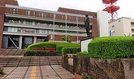 俵国一の銅像がある浜田市役所前広場＝浜田市殿町