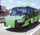 金属製車輪を引き上げタイヤ車輪を下ろした「バスモード」で道路を走るＤＭＶ（デュアル・モード・ビークル）＝８月５日、徳島県海陽町