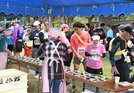 エイドステーションでは地元の食材が提供され、おおにぎわい