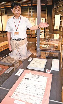 大久保長安にまつわる史料を紹介する倉恒康一専門研究員＝大田市大森町、石見銀山世界遺産センター