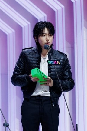 『MMA2025(The 17th MelOn Music Awards)』「BEST PRODUCER」を受賞したZICO