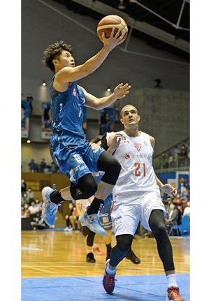 千葉との第１戦でレイアップシュートを決める安藤誓哉選手（左）。第１戦は２４得点、第２戦も２８得点をマークした＝２日、松江市総合体育館