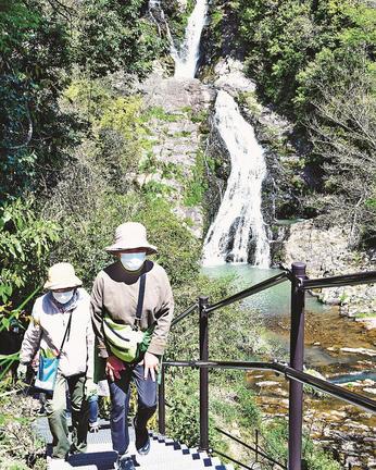 岩瀧寺の滝の遊歩道を歩く参加者