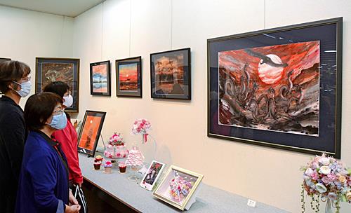 作品「守護・八神龍」に見入る来場者