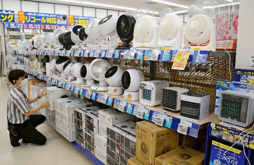 サーキュレーターが並ぶ家電売り場=松江市乃白町、100満ボルト松江本店