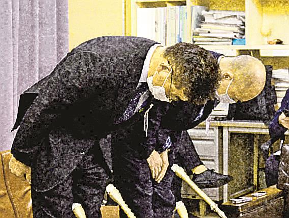 課税誤りを謝罪する吉川浩二事務局長（左）ら＝松江市末次町、市役所