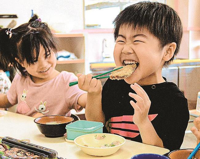 おいしそうにマグロカツを味わう園児〓（?）境港市中野町、あがりみち保育園
