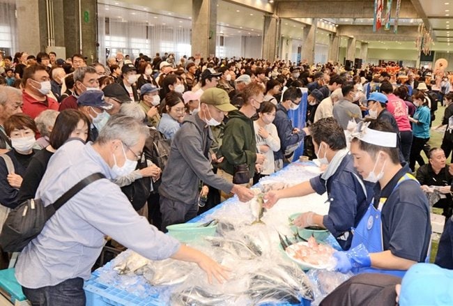 鮮魚を求める来場者でにぎわう昨年の境港水産まつり会場＝境港市昭和町、鳥取県営境港水産物地方卸売市場２号上屋（２０２３年１０月８日撮影）