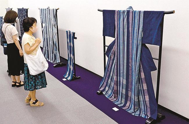 丹念に織られた着物に見入る来場者＝倉吉市仲ノ町、倉吉博物館