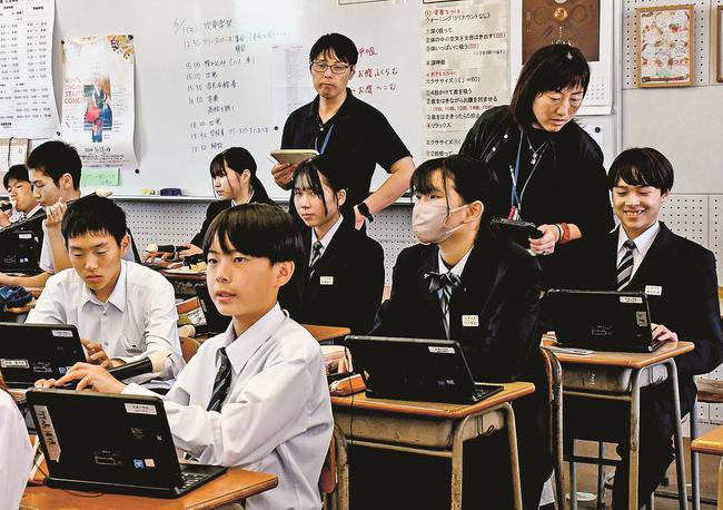 タブレット端末を活用した授業を見学する教員ら（奥）＝松江市玉湯町湯町、玉湯学園