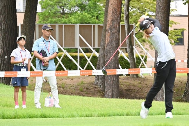 女子プロゴルファーの公式練習を見学する参加者＝鳥取県伯耆町丸山、大山平原ゴルフクラブ