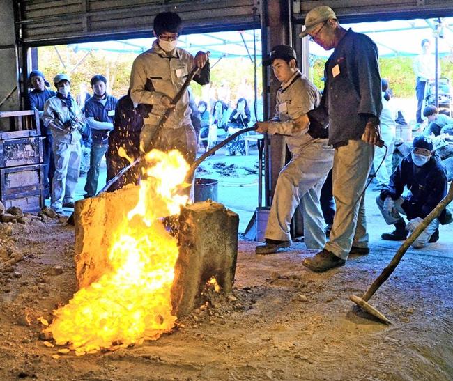 昨年行われた「古代たたら鉄づくり体験」の様子＝広島県庄原市三日市町、国営備北丘陵公園