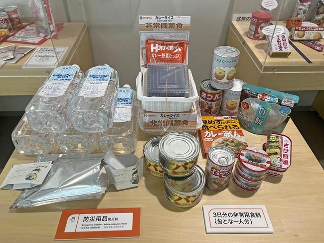 非常用の食べ物の一例。写真の量は大人１人あたりの３日分に相当する＝７月19日、東京都江東区の東京臨海広域防災公園