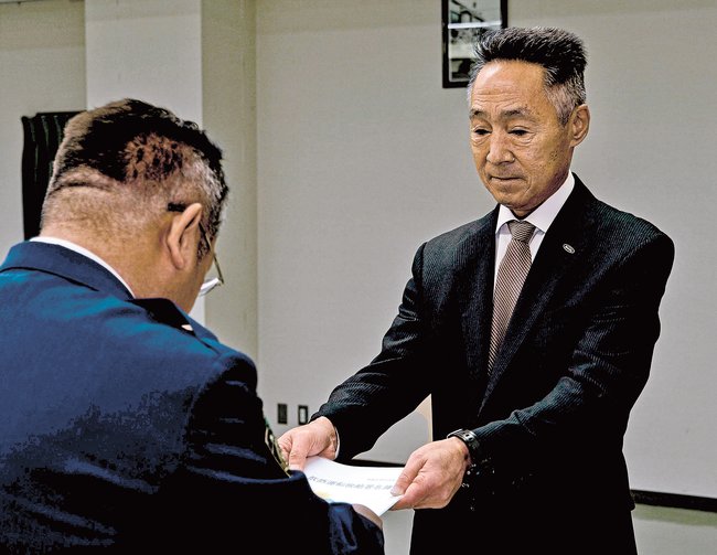 岩垣善保署長に飲酒運転根絶署名簿を提出する植田淳組合長（右）＝島根県川本町川本、川本署