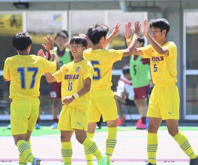 優勝した立正大淞南の選手＝県立浜山公園陸上競技場
