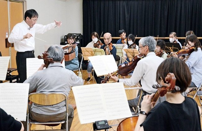 １２月の本番へ向け、初練習に臨む参加者＝松江市殿町、県民会館