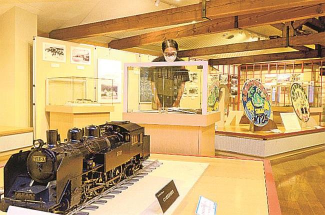 パネルや模型が並ぶ会場＝境港市花町、海とくらしの史料館