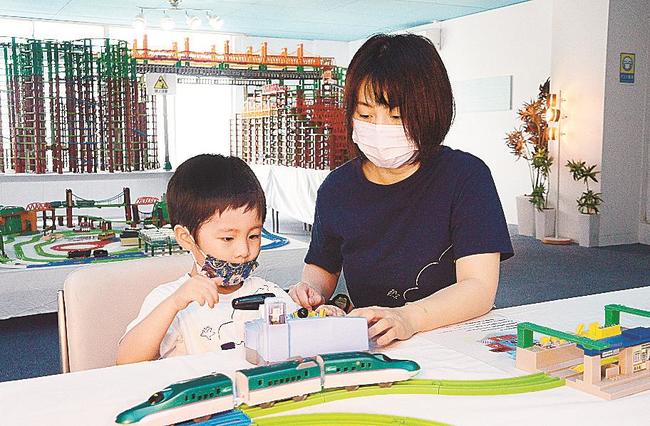 トイレールを操作して遊ぶ親子＝松江市玉湯町湯町、玉造国際ホテル