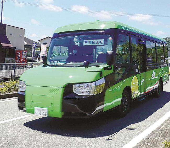 金属製車輪を引き上げタイヤ車輪を下ろした「バスモード」で道路を走るＤＭＶ（デュアル・モード・ビークル）＝８月５日、徳島県海陽町