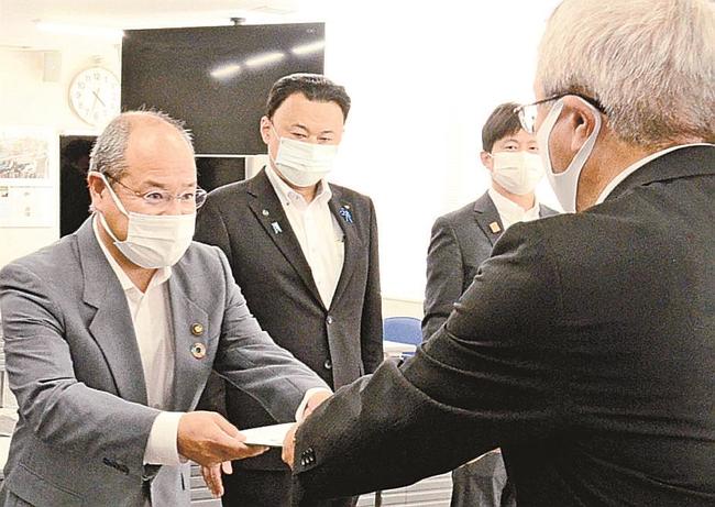 ＪＲ西日本米子支社の牧原弘執行役員支社長（右）に「奥出雲おろち号」の運行継続を求める石飛厚志雲南市長（左）と丸山達也島根県知事（左から２人目）ら＝米子市弥生町、同支社