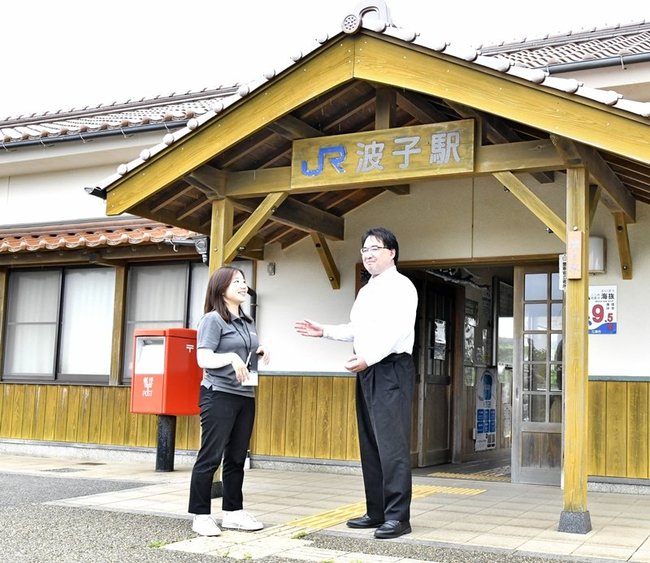 ＪＲ波子駅の前で構想を話し合う調整役の男性（右）と江津市職員＝江津市波子町