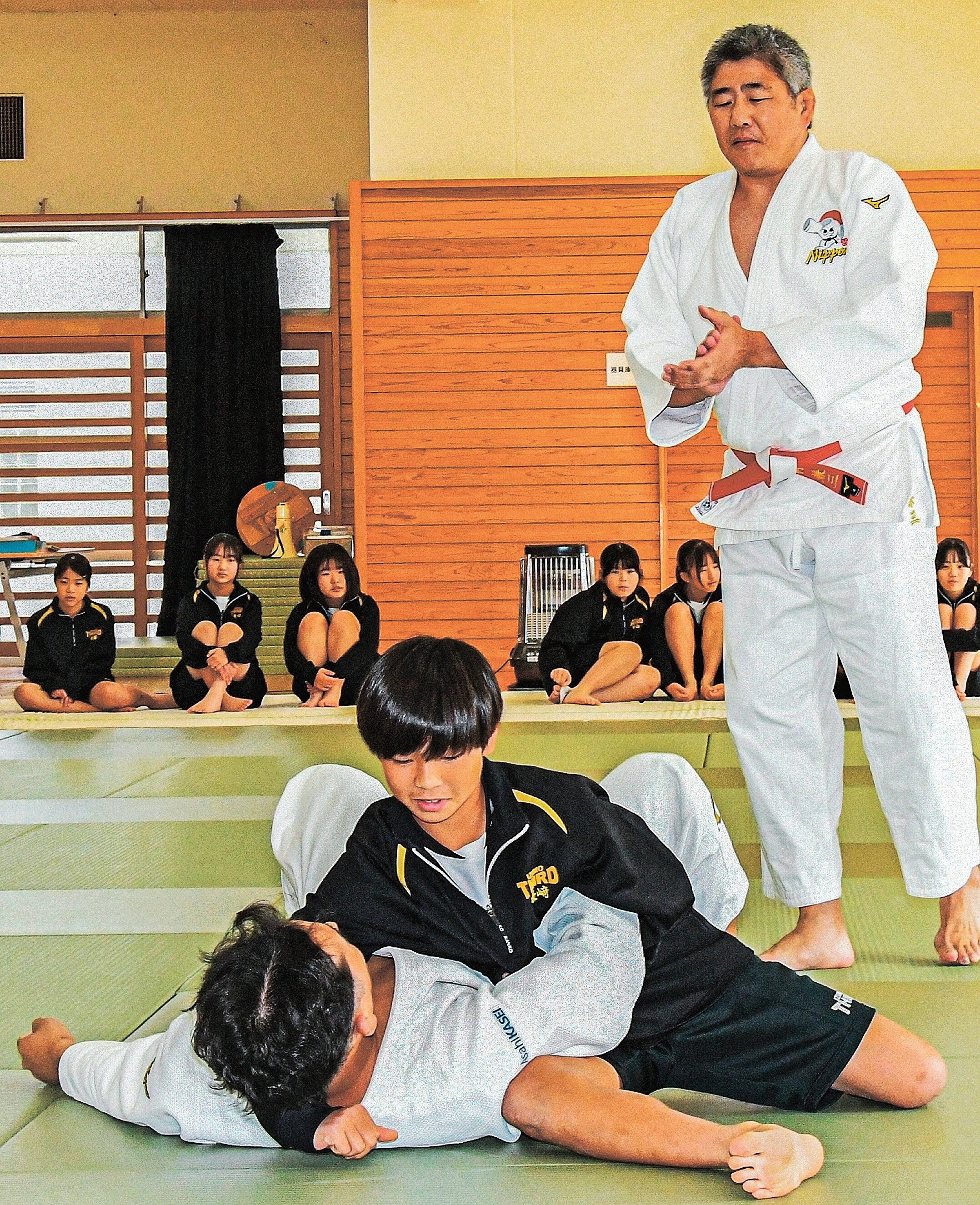 金メダリストが柔道指導 中村兼三さん、出雲三中訪問 | 山陰中央新報