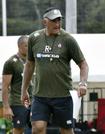 ラグビー日本代表の合宿で、練習を見守るジョセフ・ヘッドコーチ＝１３日、宮崎市