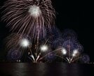 湖面から湧き上がるような花火