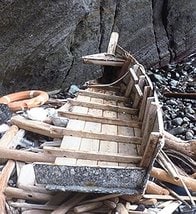 隠岐の島に破損した木造船漂着、積載物なし | 山陰中央新報デジタル