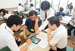 タブレット端末を使って記事検索を体験する参加者