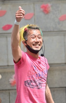 パフォーマーが普通に歩き、にぎわう町を目指すジロー今村さん＝松江市内