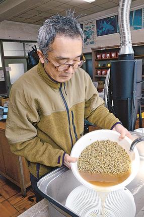 旧米沢小学校の理科室に構えた焙煎所で、生豆の汚れを洗い流す