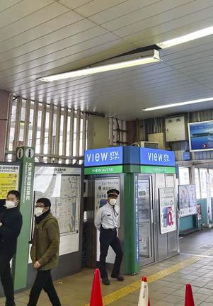 地震の影響で落ちかけたＪＲ木更津駅の蛍光灯＝１１日午前、千葉県木更津市