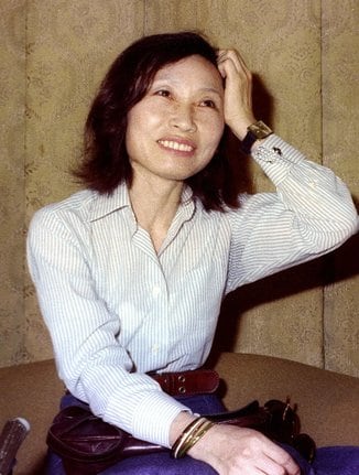 「祭りの場」が芥川賞に決まり、喜びを語る林京子さん＝１９７５年７月、東京都内のホテル
