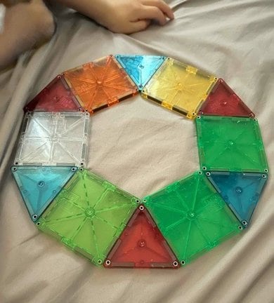 「四角と三角で丸を作った」という息子の作品/m.wさん(@rmw_0714)提供