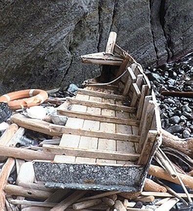 発見された木造船の一部＝島根県隠岐の島町（隠岐海上保安署提供）