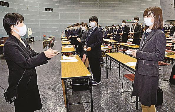 名刺交換を実践する大国千治代表（左）と参加者＝松江市学園南１丁目、くにびきメッセ