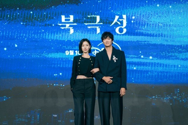 オリジナル韓国ドラマシリーズ『北極星』制作発表会に登壇したチョン・ジヒョン、カン・ドンウォン （C）2025 Disney and its related entities