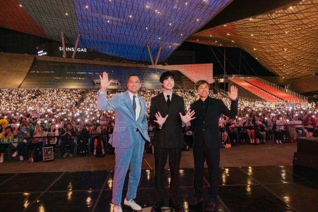 第30回釜山国際映画祭に登壇にした（左から）渡辺謙、坂口健太郎、熊澤尚人監督