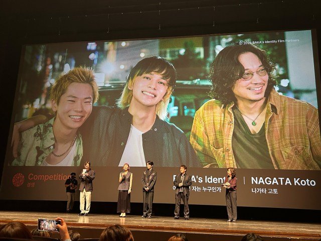 「第30回釜山国際映画祭」でワールドプレミアを飾った『愚か者の身分』（左から2番目から）永田琴監督、林裕太、森井輝プロデューサー