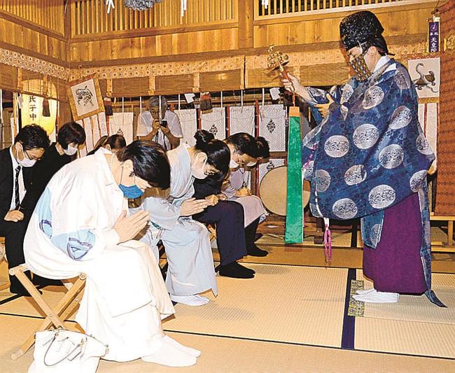 国道、ＪＲ山陰線の早期復旧を祈願するはたご小田温泉の関係者＝出雲市多伎町小田、小田神社