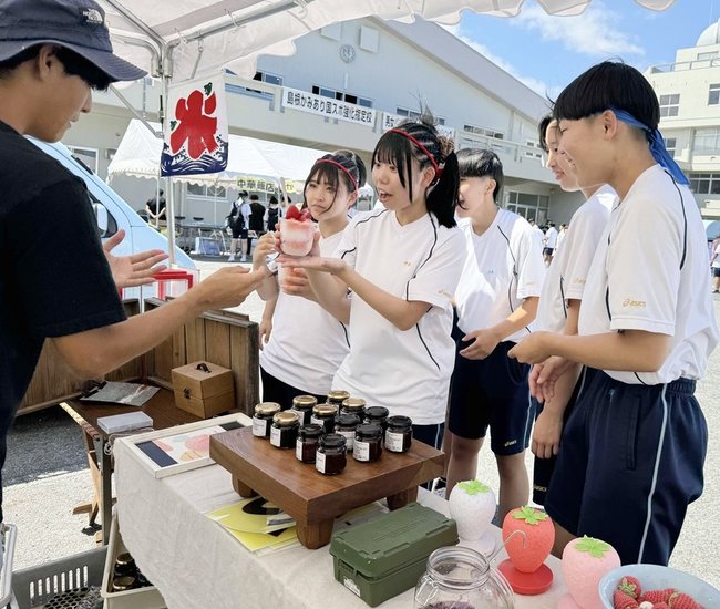 出店で安来のグルメを楽しむ生徒たち＝安来市佐久保町、安来高校