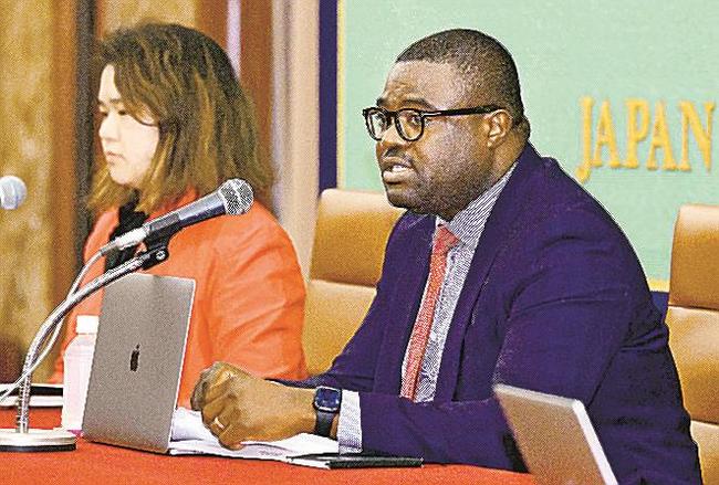 記者会見する国連人権理事会「ビジネスと人権」作業部会の議長ダミロラ・オラウィ氏（右）＝４日午後、東京・内幸町の日本記者クラブ