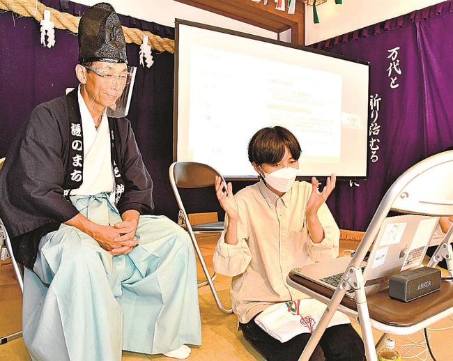 画面越しに有福温泉の魅力を紹介する藤田愛さん（右）＝江津市有福温泉町、湯の町神楽殿