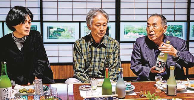 自慢のどぶろくを紹介する小松原茂会長（右）＝島根県美郷町都賀本郷、農家民泊「三國屋」