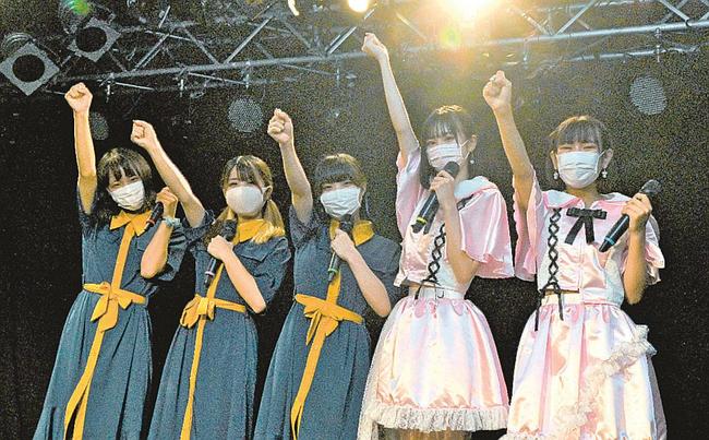 ホール公演に意気込む「Ｆｌｏｏｄ　Ｌｙｒｉｃｓ」（左側の３人）と「Ｊｕｂｉｌｅｅ　Ｊｕｂｉｌｅｅ」＝松江市嫁島町、松江ＡＺＴｉＣ　Ｃａｎｏｖａ